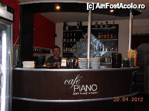 [P06] Giurgiu - Café PIANO, barul în aşteptare de comenzi.  » foto by iulianic
 - 
<span class="allrVoted glyphicon glyphicon-heart hidden" id="av414642"></span>
<a class="m-l-10 hidden" id="sv414642" onclick="voting_Foto_DelVot(,414642,23163)" role="button">șterge vot <span class="glyphicon glyphicon-remove"></span></a>
<a id="v9414642" class=" c-red"  onclick="voting_Foto_SetVot(414642)" role="button"><span class="glyphicon glyphicon-heart-empty"></span> <b>LIKE</b> = Votează poza</a> <img class="hidden"  id="f414642W9" src="/imagini/loader.gif" border="0" /><span class="AjErrMes hidden" id="e414642ErM"></span>