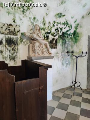 [P35] Castelul Predjama; capela » foto by crismis
 - 
<span class="allrVoted glyphicon glyphicon-heart hidden" id="av1529290"></span>
<a class="m-l-10 hidden" id="sv1529290" onclick="voting_Foto_DelVot(,1529290,23209)" role="button">șterge vot <span class="glyphicon glyphicon-remove"></span></a>
<a id="v91529290" class=" c-red"  onclick="voting_Foto_SetVot(1529290)" role="button"><span class="glyphicon glyphicon-heart-empty"></span> <b>LIKE</b> = Votează poza</a> <img class="hidden"  id="f1529290W9" src="/imagini/loader.gif" border="0" /><span class="AjErrMes hidden" id="e1529290ErM"></span>