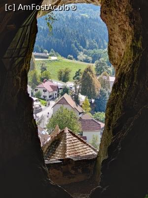 [P42] Castelul Predjama; vedere din peșteră » foto by crismis
 - 
<span class="allrVoted glyphicon glyphicon-heart hidden" id="av1529297"></span>
<a class="m-l-10 hidden" id="sv1529297" onclick="voting_Foto_DelVot(,1529297,23209)" role="button">șterge vot <span class="glyphicon glyphicon-remove"></span></a>
<a id="v91529297" class=" c-red"  onclick="voting_Foto_SetVot(1529297)" role="button"><span class="glyphicon glyphicon-heart-empty"></span> <b>LIKE</b> = Votează poza</a> <img class="hidden"  id="f1529297W9" src="/imagini/loader.gif" border="0" /><span class="AjErrMes hidden" id="e1529297ErM"></span>