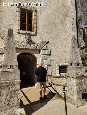 [P09] Castelul Predjama; intrarea » foto by crismis
 - 
<span class="allrVoted glyphicon glyphicon-heart hidden" id="av1529264"></span>
<a class="m-l-10 hidden" id="sv1529264" onclick="voting_Foto_DelVot(,1529264,23209)" role="button">șterge vot <span class="glyphicon glyphicon-remove"></span></a>
<a id="v91529264" class=" c-red"  onclick="voting_Foto_SetVot(1529264)" role="button"><span class="glyphicon glyphicon-heart-empty"></span> <b>LIKE</b> = Votează poza</a> <img class="hidden"  id="f1529264W9" src="/imagini/loader.gif" border="0" /><span class="AjErrMes hidden" id="e1529264ErM"></span>