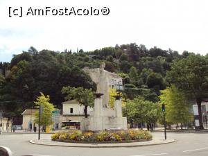 [P01] Monumentul soldaților căzuți în războaiele din sec. XX, aflat în fața gării, a fost primul nostru contact cu orașul » foto by Carmen Ion
 - 
<span class="allrVoted glyphicon glyphicon-heart hidden" id="av928510"></span>
<a class="m-l-10 hidden" id="sv928510" onclick="voting_Foto_DelVot(,928510,23211)" role="button">șterge vot <span class="glyphicon glyphicon-remove"></span></a>
<a id="v9928510" class=" c-red"  onclick="voting_Foto_SetVot(928510)" role="button"><span class="glyphicon glyphicon-heart-empty"></span> <b>LIKE</b> = Votează poza</a> <img class="hidden"  id="f928510W9" src="/imagini/loader.gif" border="0" /><span class="AjErrMes hidden" id="e928510ErM"></span>