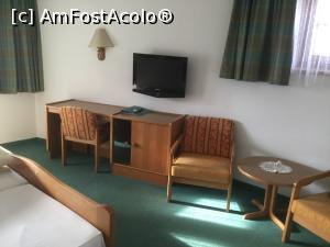 [P13] Hotel Lanthalerhof - Asa cum v-am zis in stanga zna de birou si cu veioza deasupra, la mijloc ar fi trebuit sa fie un minibar si televizorul pe perete, si zona de relaxare cu masuta si doua fotolii dar si o fereastra cu vedere spre munti » foto by mishu
 - 
<span class="allrVoted glyphicon glyphicon-heart hidden" id="av932473"></span>
<a class="m-l-10 hidden" id="sv932473" onclick="voting_Foto_DelVot(,932473,23250)" role="button">șterge vot <span class="glyphicon glyphicon-remove"></span></a>
<a id="v9932473" class=" c-red"  onclick="voting_Foto_SetVot(932473)" role="button"><span class="glyphicon glyphicon-heart-empty"></span> <b>LIKE</b> = Votează poza</a> <img class="hidden"  id="f932473W9" src="/imagini/loader.gif" border="0" /><span class="AjErrMes hidden" id="e932473ErM"></span>