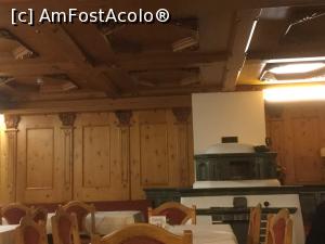 [P35] Hotel Lanthalerhof - In restaurant doar o poza (nu am vrut sa deranjez) si asa vedeti tavanul casetat (de altfel tot parterul asa este) si o soba veche, acum doar obiect de decor.  » foto by mishu
 - 
<span class="allrVoted glyphicon glyphicon-heart hidden" id="av932502"></span>
<a class="m-l-10 hidden" id="sv932502" onclick="voting_Foto_DelVot(,932502,23250)" role="button">șterge vot <span class="glyphicon glyphicon-remove"></span></a>
<a id="v9932502" class=" c-red"  onclick="voting_Foto_SetVot(932502)" role="button"><span class="glyphicon glyphicon-heart-empty"></span> <b>LIKE</b> = Votează poza</a> <img class="hidden"  id="f932502W9" src="/imagini/loader.gif" border="0" /><span class="AjErrMes hidden" id="e932502ErM"></span>