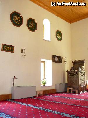 [P11] Aspect din interiorul sălii de rugăciune, cu diverse texte religioase pe pereţi » foto by Claudiu U.
 - 
<span class="allrVoted glyphicon glyphicon-heart hidden" id="av487300"></span>
<a class="m-l-10 hidden" id="sv487300" onclick="voting_Foto_DelVot(,487300,23280)" role="button">șterge vot <span class="glyphicon glyphicon-remove"></span></a>
<a id="v9487300" class=" c-red"  onclick="voting_Foto_SetVot(487300)" role="button"><span class="glyphicon glyphicon-heart-empty"></span> <b>LIKE</b> = Votează poza</a> <img class="hidden"  id="f487300W9" src="/imagini/loader.gif" border="0" /><span class="AjErrMes hidden" id="e487300ErM"></span>
