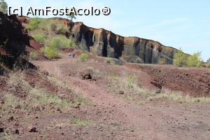 [P11] Complexul Geologic Racoș, Vulcanul Racoș, Poteca de ieșire din crater, turiștii cu care ne-am &icirc;nt&acirc;lnit, se urcă și se merge apoi &icirc;n st&acirc;nga &icirc;n partea estică a vulcanului... » foto by mprofeanu
 - 
<span class="allrVoted glyphicon glyphicon-heart hidden" id="av1167758"></span>
<a class="m-l-10 hidden" id="sv1167758" onclick="voting_Foto_DelVot(,1167758,23427)" role="button">șterge vot <span class="glyphicon glyphicon-remove"></span></a>
<a id="v91167758" class=" c-red"  onclick="voting_Foto_SetVot(1167758)" role="button"><span class="glyphicon glyphicon-heart-empty"></span> <b>LIKE</b> = Votează poza</a> <img class="hidden"  id="f1167758W9" src="/imagini/loader.gif" border="0" /><span class="AjErrMes hidden" id="e1167758ErM"></span>