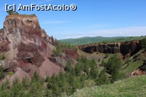 [P03] Complexul Geologic Racoș, Vulcanul Racoș, Conul Vulcanului, centrul lui de erupție, astăzi turn de lava solidificată, &icirc;n lateral se văd Morile Dracului, acea zonă ce pare un zid » foto by mprofeanu
 - 
<span class="allrVoted glyphicon glyphicon-heart hidden" id="av1167750"></span>
<a class="m-l-10 hidden" id="sv1167750" onclick="voting_Foto_DelVot(,1167750,23427)" role="button">șterge vot <span class="glyphicon glyphicon-remove"></span></a>
<a id="v91167750" class=" c-red"  onclick="voting_Foto_SetVot(1167750)" role="button"><span class="glyphicon glyphicon-heart-empty"></span> <b>LIKE</b> = Votează poza</a> <img class="hidden"  id="f1167750W9" src="/imagini/loader.gif" border="0" /><span class="AjErrMes hidden" id="e1167750ErM"></span>