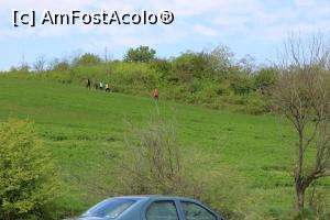 [P30] Complexul Geologic Racoș, Drumul spre Parcarea de la intrarea &icirc;n Complex de l&acirc;ngă vulcan unde lăsasem mașina, cel &icirc;n roșu este soțul meu, aici ne-am despărțit, se văd antenele ca reper pentru a merge la vulcan și pentru a vedea lacul de sus... » foto by mprofeanu
 - 
<span class="allrVoted glyphicon glyphicon-heart hidden" id="av1167777"></span>
<a class="m-l-10 hidden" id="sv1167777" onclick="voting_Foto_DelVot(,1167777,23427)" role="button">șterge vot <span class="glyphicon glyphicon-remove"></span></a>
<a id="v91167777" class=" c-red"  onclick="voting_Foto_SetVot(1167777)" role="button"><span class="glyphicon glyphicon-heart-empty"></span> <b>LIKE</b> = Votează poza</a> <img class="hidden"  id="f1167777W9" src="/imagini/loader.gif" border="0" /><span class="AjErrMes hidden" id="e1167777ErM"></span>