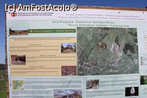 [P06] Complexul Geologic Racoș, Panouri cu informații turistice despre Cariera Hegheș, Vârful Hegheș (Racoș), se vede și circuitul ce înconjoară vârful prin crater... vom merge și noi acolo dar și celelalte obiective, lacul și coloanele » foto by mprofeanu
 - 
<span class="allrVoted glyphicon glyphicon-heart hidden" id="av1167753"></span>
<a class="m-l-10 hidden" id="sv1167753" onclick="voting_Foto_DelVot(,1167753,23427)" role="button">șterge vot <span class="glyphicon glyphicon-remove"></span></a>
<a id="v91167753" class=" c-red"  onclick="voting_Foto_SetVot(1167753)" role="button"><span class="glyphicon glyphicon-heart-empty"></span> <b>LIKE</b> = Votează poza</a> <img class="hidden"  id="f1167753W9" src="/imagini/loader.gif" border="0" /><span class="AjErrMes hidden" id="e1167753ErM"></span>