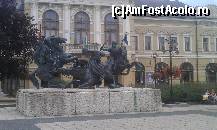 [P15] Monumentul sculptural din faţa primăriei, ridicat în memoria soldaţilor de cavalerie numiţi Vegvari. Eger, Ungaria.  » foto by traian.leuca †
 - 
<span class="allrVoted glyphicon glyphicon-heart hidden" id="av490600"></span>
<a class="m-l-10 hidden" id="sv490600" onclick="voting_Foto_DelVot(,490600,23543)" role="button">șterge vot <span class="glyphicon glyphicon-remove"></span></a>
<a id="v9490600" class=" c-red"  onclick="voting_Foto_SetVot(490600)" role="button"><span class="glyphicon glyphicon-heart-empty"></span> <b>LIKE</b> = Votează poza</a> <img class="hidden"  id="f490600W9" src="/imagini/loader.gif" border="0" /><span class="AjErrMes hidden" id="e490600ErM"></span>
