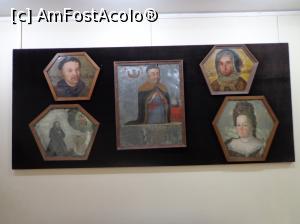 [P74] Muzeul Palatului Wilanow: Galeria portretelor și sicrielor, modele de portrete pictate pe staniu ce se aplicau pe fața sicrielor » foto by mariana.olaru
 - 
<span class="allrVoted glyphicon glyphicon-heart hidden" id="av962364"></span>
<a class="m-l-10 hidden" id="sv962364" onclick="voting_Foto_DelVot(,962364,23586)" role="button">șterge vot <span class="glyphicon glyphicon-remove"></span></a>
<a id="v9962364" class=" c-red"  onclick="voting_Foto_SetVot(962364)" role="button"><span class="glyphicon glyphicon-heart-empty"></span> <b>LIKE</b> = Votează poza</a> <img class="hidden"  id="f962364W9" src="/imagini/loader.gif" border="0" /><span class="AjErrMes hidden" id="e962364ErM"></span>