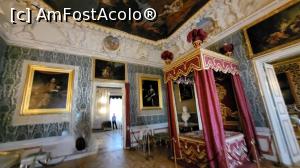 [P39] Mobilierul este alcatuit din canapele tapitate cu aceeasi catifea folosita la capitonarea peretilor, patul regal, acoperit de draperii purpurii, cu decoratiuni aurite. » foto by geani anto
 - 
<span class="allrVoted glyphicon glyphicon-heart hidden" id="av1343625"></span>
<a class="m-l-10 hidden" id="sv1343625" onclick="voting_Foto_DelVot(,1343625,23586)" role="button">șterge vot <span class="glyphicon glyphicon-remove"></span></a>
<a id="v91343625" class=" c-red"  onclick="voting_Foto_SetVot(1343625)" role="button"><span class="glyphicon glyphicon-heart-empty"></span> <b>LIKE</b> = Votează poza</a> <img class="hidden"  id="f1343625W9" src="/imagini/loader.gif" border="0" /><span class="AjErrMes hidden" id="e1343625ErM"></span>