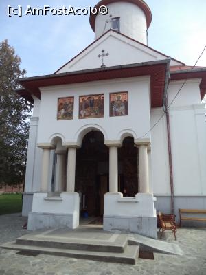 [P11] Manastirea (Biserica) Viforata - si aceasta este biserica, cu acces si pentru carucioare, dar si cu banci pe lateral pentru odihna. Se vad de asemenea deasupra arcadelor picturile. » foto by mishu
 - 
<span class="allrVoted glyphicon glyphicon-heart hidden" id="av772388"></span>
<a class="m-l-10 hidden" id="sv772388" onclick="voting_Foto_DelVot(,772388,23684)" role="button">șterge vot <span class="glyphicon glyphicon-remove"></span></a>
<a id="v9772388" class=" c-red"  onclick="voting_Foto_SetVot(772388)" role="button"><span class="glyphicon glyphicon-heart-empty"></span> <b>LIKE</b> = Votează poza</a> <img class="hidden"  id="f772388W9" src="/imagini/loader.gif" border="0" /><span class="AjErrMes hidden" id="e772388ErM"></span>