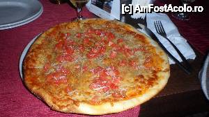 [P16] o pizza quatro formaggi (chiar si cu micile cubulete de rosii, pana acum nu am mai vazut asa prezentare la acest fel de pizza) a fost foarte gustoasa » foto by amero
 - 
<span class="allrVoted glyphicon glyphicon-heart hidden" id="av414111"></span>
<a class="m-l-10 hidden" id="sv414111" onclick="voting_Foto_DelVot(,414111,23685)" role="button">șterge vot <span class="glyphicon glyphicon-remove"></span></a>
<a id="v9414111" class=" c-red"  onclick="voting_Foto_SetVot(414111)" role="button"><span class="glyphicon glyphicon-heart-empty"></span> <b>LIKE</b> = Votează poza</a> <img class="hidden"  id="f414111W9" src="/imagini/loader.gif" border="0" /><span class="AjErrMes hidden" id="e414111ErM"></span>