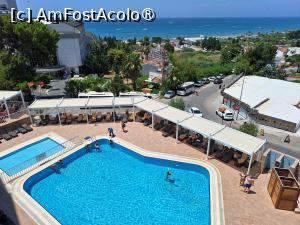 [P13] Piscina vazuta din balcon, strada ce duce la plaja, iar in zona centrala se vad acoperisurile cladirilor anexa » foto by Scorpions
 - 
<span class="allrVoted glyphicon glyphicon-heart hidden" id="av1472785"></span>
<a class="m-l-10 hidden" id="sv1472785" onclick="voting_Foto_DelVot(,1472785,23720)" role="button">șterge vot <span class="glyphicon glyphicon-remove"></span></a>
<a id="v91472785" class=" c-red"  onclick="voting_Foto_SetVot(1472785)" role="button"><span class="glyphicon glyphicon-heart-empty"></span> <b>LIKE</b> = Votează poza</a> <img class="hidden"  id="f1472785W9" src="/imagini/loader.gif" border="0" /><span class="AjErrMes hidden" id="e1472785ErM"></span>