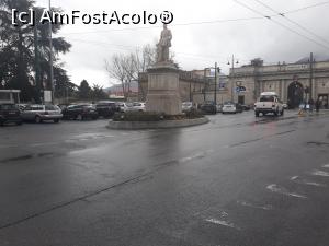 [P24] Piața Chiodo, vecina noastră. De aici am luat autobuzele pentru excursiile din Golful La Spezia. În spate este Muzeul Naval.  » foto by Aurici
 - 
<span class="allrVoted glyphicon glyphicon-heart hidden" id="av966856"></span>
<a class="m-l-10 hidden" id="sv966856" onclick="voting_Foto_DelVot(,966856,23735)" role="button">șterge vot <span class="glyphicon glyphicon-remove"></span></a>
<a id="v9966856" class=" c-red"  onclick="voting_Foto_SetVot(966856)" role="button"><span class="glyphicon glyphicon-heart-empty"></span> <b>LIKE</b> = Votează poza</a> <img class="hidden"  id="f966856W9" src="/imagini/loader.gif" border="0" /><span class="AjErrMes hidden" id="e966856ErM"></span>