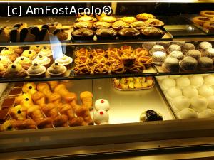 [P15] Pasticceria Andrea Pansa; în stânga jos, baba cu rom, prăjitură specifică Italiei sudice » foto by crismis
 - 
<span class="allrVoted glyphicon glyphicon-heart hidden" id="av967406"></span>
<a class="m-l-10 hidden" id="sv967406" onclick="voting_Foto_DelVot(,967406,23744)" role="button">șterge vot <span class="glyphicon glyphicon-remove"></span></a>
<a id="v9967406" class=" c-red"  onclick="voting_Foto_SetVot(967406)" role="button"><span class="glyphicon glyphicon-heart-empty"></span> <b>LIKE</b> = Votează poza</a> <img class="hidden"  id="f967406W9" src="/imagini/loader.gif" border="0" /><span class="AjErrMes hidden" id="e967406ErM"></span>