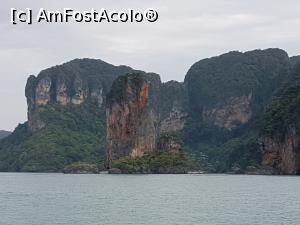 [P01] Munții care izolează peninsula Railay și o fac accesibila numai prin apa, ca o insula » foto by geop
 - 
<span class="allrVoted glyphicon glyphicon-heart hidden" id="av1053542"></span>
<a class="m-l-10 hidden" id="sv1053542" onclick="voting_Foto_DelVot(,1053542,23758)" role="button">șterge vot <span class="glyphicon glyphicon-remove"></span></a>
<a id="v91053542" class=" c-red"  onclick="voting_Foto_SetVot(1053542)" role="button"><span class="glyphicon glyphicon-heart-empty"></span> <b>LIKE</b> = Votează poza</a> <img class="hidden"  id="f1053542W9" src="/imagini/loader.gif" border="0" /><span class="AjErrMes hidden" id="e1053542ErM"></span>