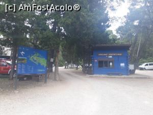 [P12] Parcul Național Mljet - aici, la Govedari, am parcat mașina și mai departe prin parc, cu piciorul. Tot aici la chioșcul din față am plătit taxa de parc național, 70 kune de persoană.  » foto by Aurici
 - 
<span class="allrVoted glyphicon glyphicon-heart hidden" id="av1017332"></span>
<a class="m-l-10 hidden" id="sv1017332" onclick="voting_Foto_DelVot(,1017332,23764)" role="button">șterge vot <span class="glyphicon glyphicon-remove"></span></a>
<a id="v91017332" class=" c-red"  onclick="voting_Foto_SetVot(1017332)" role="button"><span class="glyphicon glyphicon-heart-empty"></span> <b>LIKE</b> = Votează poza</a> <img class="hidden"  id="f1017332W9" src="/imagini/loader.gif" border="0" /><span class="AjErrMes hidden" id="e1017332ErM"></span>