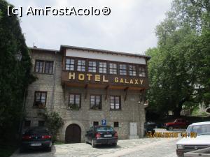 [P02] Hotel Galaxias, camera noastră a fost la al Il-ea balcon spre pomul verde iar mașina am parcat-o cumva puțin sub balcom.  » foto by elviramvio
 - 
<span class="allrVoted glyphicon glyphicon-heart hidden" id="av973255"></span>
<a class="m-l-10 hidden" id="sv973255" onclick="voting_Foto_DelVot(,973255,23814)" role="button">șterge vot <span class="glyphicon glyphicon-remove"></span></a>
<a id="v9973255" class=" c-red"  onclick="voting_Foto_SetVot(973255)" role="button"><span class="glyphicon glyphicon-heart-empty"></span> <b>LIKE</b> = Votează poza</a> <img class="hidden"  id="f973255W9" src="/imagini/loader.gif" border="0" /><span class="AjErrMes hidden" id="e973255ErM"></span>