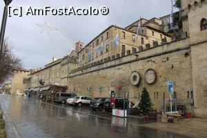P04 [DEC-2022] San Marino, Piazzale Lo Stradone, dimineața pe ploaie, în stânga se merge la Porta San Francesco, noi am mers în dreapta....
