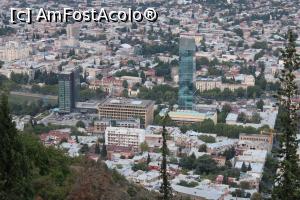 [P47] Tbilisi văzut de la Restaurantul Funicular de pe Muntele Mtatsminda, poză mărită la maxim, Bd. Shota Rustaveli spre Piața Revoluției Trandafirilor în stânga și Clădirea bleu a emirului din Abu Dhabi, nu prea se încadrează cu restul » foto by mprofeanu
 - 
<span class="allrVoted glyphicon glyphicon-heart hidden" id="av1152566"></span>
<a class="m-l-10 hidden" id="sv1152566" onclick="voting_Foto_DelVot(,1152566,24087)" role="button">șterge vot <span class="glyphicon glyphicon-remove"></span></a>
<a id="v91152566" class=" c-red"  onclick="voting_Foto_SetVot(1152566)" role="button"><span class="glyphicon glyphicon-heart-empty"></span> <b>LIKE</b> = Votează poza</a> <img class="hidden"  id="f1152566W9" src="/imagini/loader.gif" border="0" /><span class="AjErrMes hidden" id="e1152566ErM"></span>