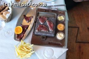 [P09] Insula Faial, Horta, Restaurantul Canto da Doca, Bife Novilho în curs de pregătire » foto by mprofeanu
 - 
<span class="allrVoted glyphicon glyphicon-heart hidden" id="av999374"></span>
<a class="m-l-10 hidden" id="sv999374" onclick="voting_Foto_DelVot(,999374,24145)" role="button">șterge vot <span class="glyphicon glyphicon-remove"></span></a>
<a id="v9999374" class=" c-red"  onclick="voting_Foto_SetVot(999374)" role="button"><span class="glyphicon glyphicon-heart-empty"></span> <b>LIKE</b> = Votează poza</a> <img class="hidden"  id="f999374W9" src="/imagini/loader.gif" border="0" /><span class="AjErrMes hidden" id="e999374ErM"></span>