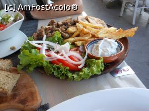 [P05] La Terrazza - Gyros cu cartofi prăjiți, pita, legume și tzatziki.  » foto by iulianic
 - 
<span class="allrVoted glyphicon glyphicon-heart hidden" id="av1008029"></span>
<a class="m-l-10 hidden" id="sv1008029" onclick="voting_Foto_DelVot(,1008029,24292)" role="button">șterge vot <span class="glyphicon glyphicon-remove"></span></a>
<a id="v91008029" class=" c-red"  onclick="voting_Foto_SetVot(1008029)" role="button"><span class="glyphicon glyphicon-heart-empty"></span> <b>LIKE</b> = Votează poza</a> <img class="hidden"  id="f1008029W9" src="/imagini/loader.gif" border="0" /><span class="AjErrMes hidden" id="e1008029ErM"></span>