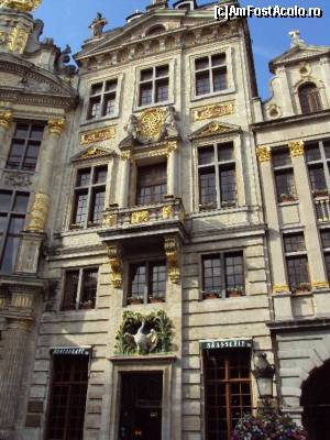 [P10] Grand Place - Le Cygne (observaţi lebăda), fost sediu al breslei măcelarilor şi cafeneaua unde Marx şi Engels au terminat de redactat 'Manifestul comunist'.  » foto by Carmen Ion
 - 
<span class="allrVoted glyphicon glyphicon-heart hidden" id="av680224"></span>
<a class="m-l-10 hidden" id="sv680224" onclick="voting_Foto_DelVot(,680224,24454)" role="button">șterge vot <span class="glyphicon glyphicon-remove"></span></a>
<a id="v9680224" class=" c-red"  onclick="voting_Foto_SetVot(680224)" role="button"><span class="glyphicon glyphicon-heart-empty"></span> <b>LIKE</b> = Votează poza</a> <img class="hidden"  id="f680224W9" src="/imagini/loader.gif" border="0" /><span class="AjErrMes hidden" id="e680224ErM"></span>