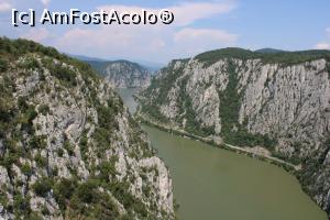 P11 [AUG-2020] Parcul Natural Porțile de Fier, Ciucaru Mic în depărtare zona mediană, Cazanele Mari și Muntele Mali Strbac (Serbia) văzute de la al doilea Punct de belvedere, poză mărime naturală