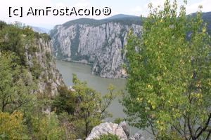 P07 [AUG-2020] Parcul Natural Porțile de Fier, Masivul Ciucaru Mare, Cazanele Mari și Muntele Veliki Strbac (Serbia) văzute de la primul Punct de belvedere de pe Traseul Dubova – Ciucaru Mare, poză puțin mărită