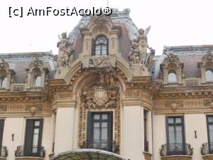 [P02] Palatul Cantacuzino - București, Muzeul Naţional 'George Enescu'. Pe fronton, emblema familiei Cantacuzino.  » foto by iulianic
 - 
<span class="allrVoted glyphicon glyphicon-heart hidden" id="av1036203"></span>
<a class="m-l-10 hidden" id="sv1036203" onclick="voting_Foto_DelVot(,1036203,24638)" role="button">șterge vot <span class="glyphicon glyphicon-remove"></span></a>
<a id="v91036203" class=" c-red"  onclick="voting_Foto_SetVot(1036203)" role="button"><span class="glyphicon glyphicon-heart-empty"></span> <b>LIKE</b> = Votează poza</a> <img class="hidden"  id="f1036203W9" src="/imagini/loader.gif" border="0" /><span class="AjErrMes hidden" id="e1036203ErM"></span>