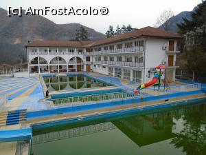 [P20] Fotografie de pe balconul camerei noastre: Hostelul Sara s și piscinele exterioare, în care ne-am bălăcit în urmă cu 3 ani » foto by Carmen Ion
 - 
<span class="allrVoted glyphicon glyphicon-heart hidden" id="av1059460"></span>
<a class="m-l-10 hidden" id="sv1059460" onclick="voting_Foto_DelVot(,1059460,24725)" role="button">șterge vot <span class="glyphicon glyphicon-remove"></span></a>
<a id="v91059460" class=" c-red"  onclick="voting_Foto_SetVot(1059460)" role="button"><span class="glyphicon glyphicon-heart-empty"></span> <b>LIKE</b> = Votează poza</a> <img class="hidden"  id="f1059460W9" src="/imagini/loader.gif" border="0" /><span class="AjErrMes hidden" id="e1059460ErM"></span>