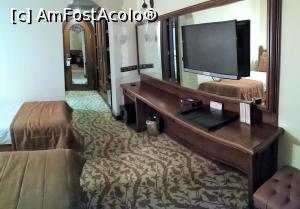 P05 [OCT-2018] Agacli Tesisleri Ihlara Hotel: camera noastră văzută din alt unghi. Se remarcă ușa cu ornamente din lemn și oglindă. 