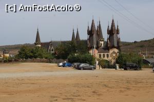 [P02] Ravadinovo, Castelul „In Love with the Wind”, Vedere generală a castelului dar și a parcării » foto by mprofeanu
 - 
<span class="allrVoted glyphicon glyphicon-heart hidden" id="av1214580"></span>
<a class="m-l-10 hidden" id="sv1214580" onclick="voting_Foto_DelVot(,1214580,25001)" role="button">șterge vot <span class="glyphicon glyphicon-remove"></span></a>
<a id="v91214580" class=" c-red"  onclick="voting_Foto_SetVot(1214580)" role="button"><span class="glyphicon glyphicon-heart-empty"></span> <b>LIKE</b> = Votează poza</a> <img class="hidden"  id="f1214580W9" src="/imagini/loader.gif" border="0" /><span class="AjErrMes hidden" id="e1214580ErM"></span>