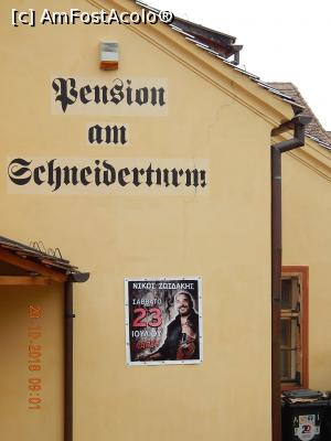 [P04] Pension am Schneiderturm 3* - Sighisoara - Domnul din imagine este proprietarul.  » foto by Diaura*
 - 
<span class="allrVoted glyphicon glyphicon-heart hidden" id="av1064490"></span>
<a class="m-l-10 hidden" id="sv1064490" onclick="voting_Foto_DelVot(,1064490,25039)" role="button">șterge vot <span class="glyphicon glyphicon-remove"></span></a>
<a id="v91064490" class=" c-red"  onclick="voting_Foto_SetVot(1064490)" role="button"><span class="glyphicon glyphicon-heart-empty"></span> <b>LIKE</b> = Votează poza</a> <img class="hidden"  id="f1064490W9" src="/imagini/loader.gif" border="0" /><span class="AjErrMes hidden" id="e1064490ErM"></span>