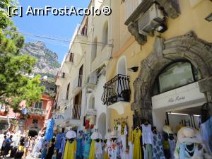 [P30] Positano, prin centru, magazine cu haine și souveniruri.  » foto by maryka
 - 
<span class="allrVoted glyphicon glyphicon-heart hidden" id="av1087205"></span>
<a class="m-l-10 hidden" id="sv1087205" onclick="voting_Foto_DelVot(,1087205,25401)" role="button">șterge vot <span class="glyphicon glyphicon-remove"></span></a>
<a id="v91087205" class=" c-red"  onclick="voting_Foto_SetVot(1087205)" role="button"><span class="glyphicon glyphicon-heart-empty"></span> <b>LIKE</b> = Votează poza</a> <img class="hidden"  id="f1087205W9" src="/imagini/loader.gif" border="0" /><span class="AjErrMes hidden" id="e1087205ErM"></span>