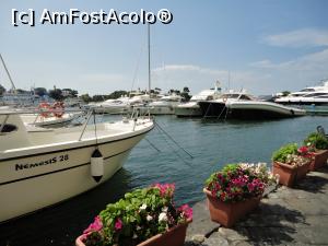 [P01] Ischia Porto, faleza din dreapta portului, iar în dreapta sunt terasele.  » foto by maryka
 - 
<span class="allrVoted glyphicon glyphicon-heart hidden" id="av1098087"></span>
<a class="m-l-10 hidden" id="sv1098087" onclick="voting_Foto_DelVot(,1098087,25565)" role="button">șterge vot <span class="glyphicon glyphicon-remove"></span></a>
<a id="v91098087" class=" c-red"  onclick="voting_Foto_SetVot(1098087)" role="button"><span class="glyphicon glyphicon-heart-empty"></span> <b>LIKE</b> = Votează poza</a> <img class="hidden"  id="f1098087W9" src="/imagini/loader.gif" border="0" /><span class="AjErrMes hidden" id="e1098087ErM"></span>