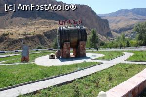 [P31] Armenia, Areni, Intrarea în sat depinde de unde vii, Simbol pentru importanța lui, l-am pozat de fapt la ieșire pe drumul european E117 » foto by mprofeanu
 - 
<span class="allrVoted glyphicon glyphicon-heart hidden" id="av1115370"></span>
<a class="m-l-10 hidden" id="sv1115370" onclick="voting_Foto_DelVot(,1115370,25788)" role="button">șterge vot <span class="glyphicon glyphicon-remove"></span></a>
<a id="v91115370" class=" c-red"  onclick="voting_Foto_SetVot(1115370)" role="button"><span class="glyphicon glyphicon-heart-empty"></span> <b>LIKE</b> = Votează poza</a> <img class="hidden"  id="f1115370W9" src="/imagini/loader.gif" border="0" /><span class="AjErrMes hidden" id="e1115370ErM"></span>