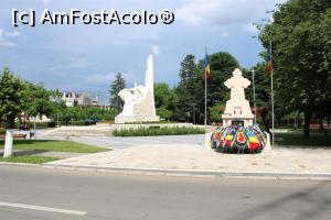 [P13] Rădăuți, Monumentul Eroilor din Primul Război Mondial, în plan secund Statuia Ecvestră a Domnitorului Bogdan I, nu am pozat Mănăstirea Bogdana aflată vizavi, era în mare restaurare, plină de schele și pe exterior dar și în interior » foto by mprofeanu
 - 
<span class="allrVoted glyphicon glyphicon-heart hidden" id="av1132652"></span>
<a class="m-l-10 hidden" id="sv1132652" onclick="voting_Foto_DelVot(,1132652,25988)" role="button">șterge vot <span class="glyphicon glyphicon-remove"></span></a>
<a id="v91132652" class=" c-red"  onclick="voting_Foto_SetVot(1132652)" role="button"><span class="glyphicon glyphicon-heart-empty"></span> <b>LIKE</b> = Votează poza</a> <img class="hidden"  id="f1132652W9" src="/imagini/loader.gif" border="0" /><span class="AjErrMes hidden" id="e1132652ErM"></span>