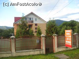 [P03] La intrarea dinpre Bicaz in Piatra Neamt, de-a lungul soselei, exista vreo 20 de pensiuni, vile si hoteluri. noi incercam o cazare "low-cost" , cu 60 de lei/camera. » foto by dorgo
 - 
<span class="allrVoted glyphicon glyphicon-heart hidden" id="av1137821"></span>
<a class="m-l-10 hidden" id="sv1137821" onclick="voting_Foto_DelVot(,1137821,26045)" role="button">șterge vot <span class="glyphicon glyphicon-remove"></span></a>
<a id="v91137821" class=" c-red"  onclick="voting_Foto_SetVot(1137821)" role="button"><span class="glyphicon glyphicon-heart-empty"></span> <b>LIKE</b> = Votează poza</a> <img class="hidden"  id="f1137821W9" src="/imagini/loader.gif" border="0" /><span class="AjErrMes hidden" id="e1137821ErM"></span>