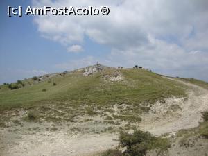 [P26] Pe vârful din imagine există alte două grote locuite în epoca pietrei. Le-am vizitat și pe acelea și apoi am făcut o pauză mai lungă pentru a ne recăpăta forțele.  » foto by Floryn81
 - 
<span class="allrVoted glyphicon glyphicon-heart hidden" id="av821805"></span>
<a class="m-l-10 hidden" id="sv821805" onclick="voting_Foto_DelVot(,821805,26152)" role="button">șterge vot <span class="glyphicon glyphicon-remove"></span></a>
<a id="v9821805" class=" c-red"  onclick="voting_Foto_SetVot(821805)" role="button"><span class="glyphicon glyphicon-heart-empty"></span> <b>LIKE</b> = Votează poza</a> <img class="hidden"  id="f821805W9" src="/imagini/loader.gif" border="0" /><span class="AjErrMes hidden" id="e821805ErM"></span>