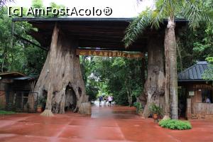 [P22] Puerto Iguazu, Complex Turistic Aripuca, Intrarea străjuită de două trunchiuri de Ybira-Pitá, “Lemn Roșu”, se vede și Chioșcul de bilete » foto by mprofeanu
 - 
<span class="allrVoted glyphicon glyphicon-heart hidden" id="av1156809"></span>
<a class="m-l-10 hidden" id="sv1156809" onclick="voting_Foto_DelVot(,1156809,26268)" role="button">șterge vot <span class="glyphicon glyphicon-remove"></span></a>
<a id="v91156809" class=" c-red"  onclick="voting_Foto_SetVot(1156809)" role="button"><span class="glyphicon glyphicon-heart-empty"></span> <b>LIKE</b> = Votează poza</a> <img class="hidden"  id="f1156809W9" src="/imagini/loader.gif" border="0" /><span class="AjErrMes hidden" id="e1156809ErM"></span>