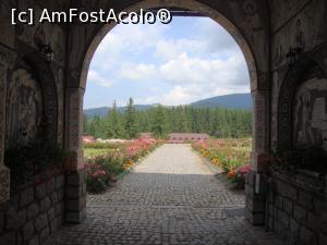 [P04] Mănăstirea Izvorul Mureșului - prima fotografie ce surprinde florile multicolore din curtea lăcașului de cult.  » foto by Floryn81
 - 
<span class="allrVoted glyphicon glyphicon-heart hidden" id="av783744"></span>
<a class="m-l-10 hidden" id="sv783744" onclick="voting_Foto_DelVot(,783744,26306)" role="button">șterge vot <span class="glyphicon glyphicon-remove"></span></a>
<a id="v9783744" class=" c-red"  onclick="voting_Foto_SetVot(783744)" role="button"><span class="glyphicon glyphicon-heart-empty"></span> <b>LIKE</b> = Votează poza</a> <img class="hidden"  id="f783744W9" src="/imagini/loader.gif" border="0" /><span class="AjErrMes hidden" id="e783744ErM"></span>