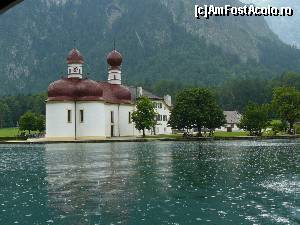 [P03] St. Bartholomä vazuta din barca. A inceput si ploaia dar am fost norocosi si in cateva minute s-a oprit.  » foto by osna
 - 
<span class="allrVoted glyphicon glyphicon-heart hidden" id="av553442"></span>
<a class="m-l-10 hidden" id="sv553442" onclick="voting_Foto_DelVot(,553442,26314)" role="button">șterge vot <span class="glyphicon glyphicon-remove"></span></a>
<a id="v9553442" class=" c-red"  onclick="voting_Foto_SetVot(553442)" role="button"><span class="glyphicon glyphicon-heart-empty"></span> <b>LIKE</b> = Votează poza</a> <img class="hidden"  id="f553442W9" src="/imagini/loader.gif" border="0" /><span class="AjErrMes hidden" id="e553442ErM"></span>