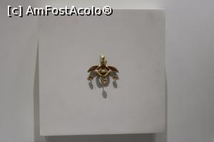 [P11] Heraklion, Muzeul de Arheologie, Albina, Pandantiv pectoral format din două albine care depun o picătură de miere în fagure, Malia 1800 -1700 î.Hr. » foto by mprofeanu
 - 
<span class="allrVoted glyphicon glyphicon-heart hidden" id="av1285933"></span>
<a class="m-l-10 hidden" id="sv1285933" onclick="voting_Foto_DelVot(,1285933,26337)" role="button">șterge vot <span class="glyphicon glyphicon-remove"></span></a>
<a id="v91285933" class=" c-red"  onclick="voting_Foto_SetVot(1285933)" role="button"><span class="glyphicon glyphicon-heart-empty"></span> <b>LIKE</b> = Votează poza</a> <img class="hidden"  id="f1285933W9" src="/imagini/loader.gif" border="0" /><span class="AjErrMes hidden" id="e1285933ErM"></span>