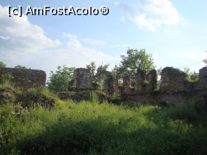 [P30] La plimbare prin curtea fortificației monahale de la Mera. Se observă ruine ale fostelor construcții mănăstirești.  » foto by Floryn81
 - 
<span class="allrVoted glyphicon glyphicon-heart hidden" id="av743175"></span>
<a class="m-l-10 hidden" id="sv743175" onclick="voting_Foto_DelVot(,743175,26832)" role="button">șterge vot <span class="glyphicon glyphicon-remove"></span></a>
<a id="v9743175" class=" c-red"  onclick="voting_Foto_SetVot(743175)" role="button"><span class="glyphicon glyphicon-heart-empty"></span> <b>LIKE</b> = Votează poza</a> <img class="hidden"  id="f743175W9" src="/imagini/loader.gif" border="0" /><span class="AjErrMes hidden" id="e743175ErM"></span>