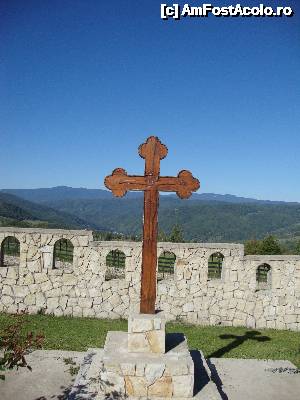 [P10] Dincolo de crucea din lemn, pe fundul văii, se observă câteva zone din stațiunea Slănic Moldova.  » foto by Floryn81
 - 
<span class="allrVoted glyphicon glyphicon-heart hidden" id="av482752"></span>
<a class="m-l-10 hidden" id="sv482752" onclick="voting_Foto_DelVot(,482752,26853)" role="button">șterge vot <span class="glyphicon glyphicon-remove"></span></a>
<a id="v9482752" class=" c-red"  onclick="voting_Foto_SetVot(482752)" role="button"><span class="glyphicon glyphicon-heart-empty"></span> <b>LIKE</b> = Votează poza</a> <img class="hidden"  id="f482752W9" src="/imagini/loader.gif" border="0" /><span class="AjErrMes hidden" id="e482752ErM"></span>