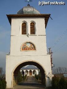 P06 [OCT-2010] Manastirea Balaciu - turnul clopotnitei, inalt si zvelt