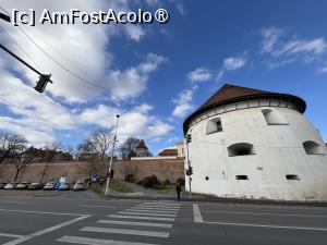 [P01] Spre zidurile cetății,stând la semafor.În prim plan se află Turnul Gros și acesta făcea parte din frotificațiile Sibiului » foto by AZE
 - 
<span class="allrVoted glyphicon glyphicon-heart hidden" id="av1505741"></span>
<a class="m-l-10 hidden" id="sv1505741" onclick="voting_Foto_DelVot(,1505741,27170)" role="button">șterge vot <span class="glyphicon glyphicon-remove"></span></a>
<a id="v91505741" class=" c-red"  onclick="voting_Foto_SetVot(1505741)" role="button"><span class="glyphicon glyphicon-heart-empty"></span> <b>LIKE</b> = Votează poza</a> <img class="hidden"  id="f1505741W9" src="/imagini/loader.gif" border="0" /><span class="AjErrMes hidden" id="e1505741ErM"></span>