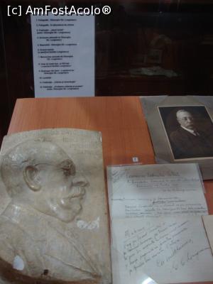 [P10] Vitrină cu exponate care au aparținut lui Ștefan Gheorghe Longinescu (1865-1931); acesta a fost un jurist român, membru corespondent al Academiei Române, autor al unor lucrări de istoria dreptului.  » foto by Floryn81
 - 
<span class="allrVoted glyphicon glyphicon-heart hidden" id="av741918"></span>
<a class="m-l-10 hidden" id="sv741918" onclick="voting_Foto_DelVot(,741918,27334)" role="button">șterge vot <span class="glyphicon glyphicon-remove"></span></a>
<a id="v9741918" class=" c-red"  onclick="voting_Foto_SetVot(741918)" role="button"><span class="glyphicon glyphicon-heart-empty"></span> <b>LIKE</b> = Votează poza</a> <img class="hidden"  id="f741918W9" src="/imagini/loader.gif" border="0" /><span class="AjErrMes hidden" id="e741918ErM"></span>